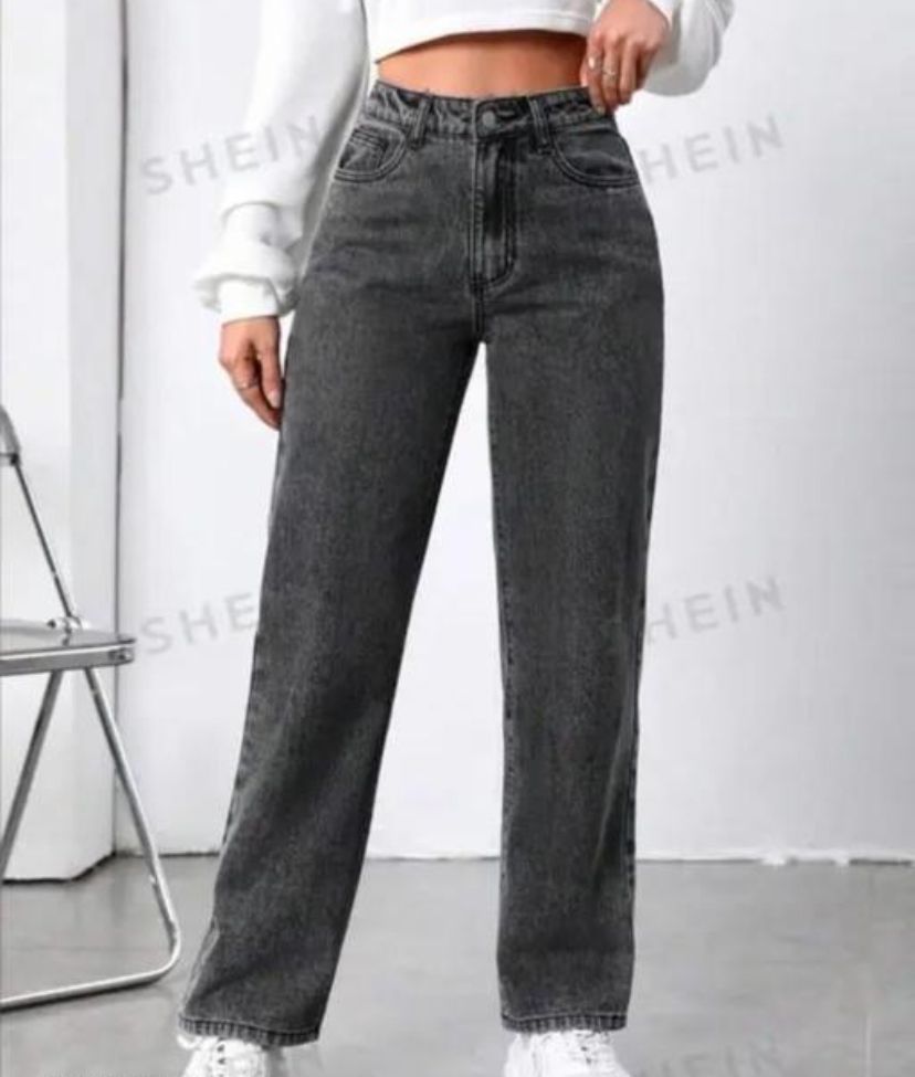 Women stylish & trending straight-fit looz fit black jeans