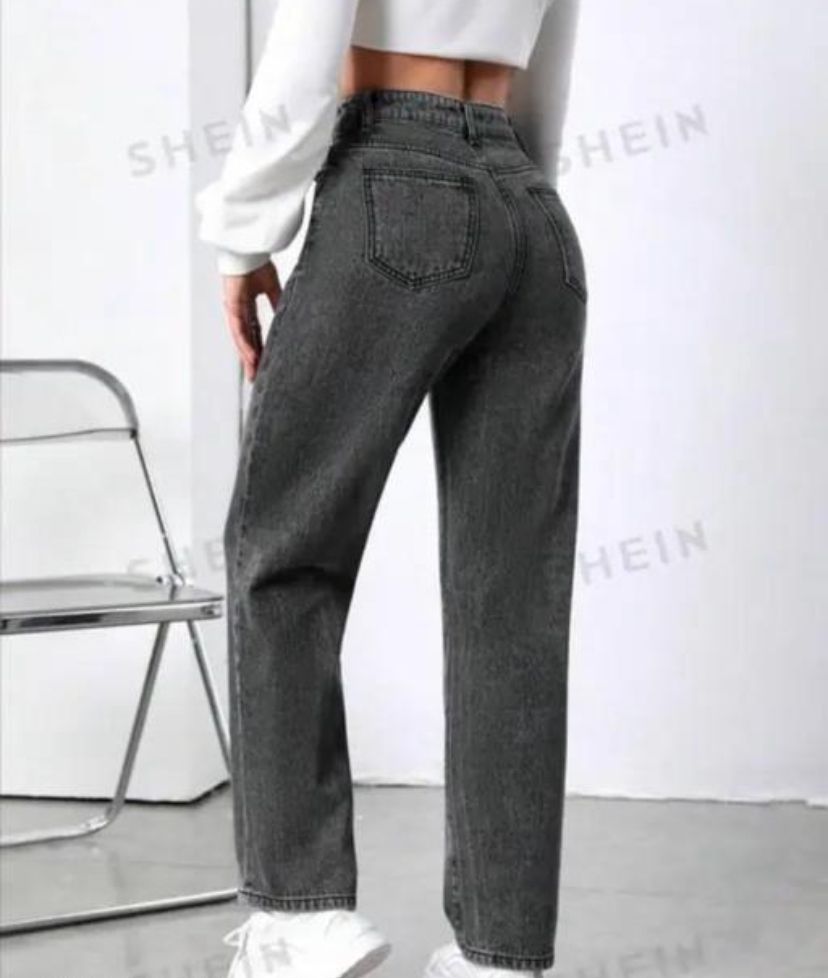 Women stylish & trending straight-fit looz fit black jeans