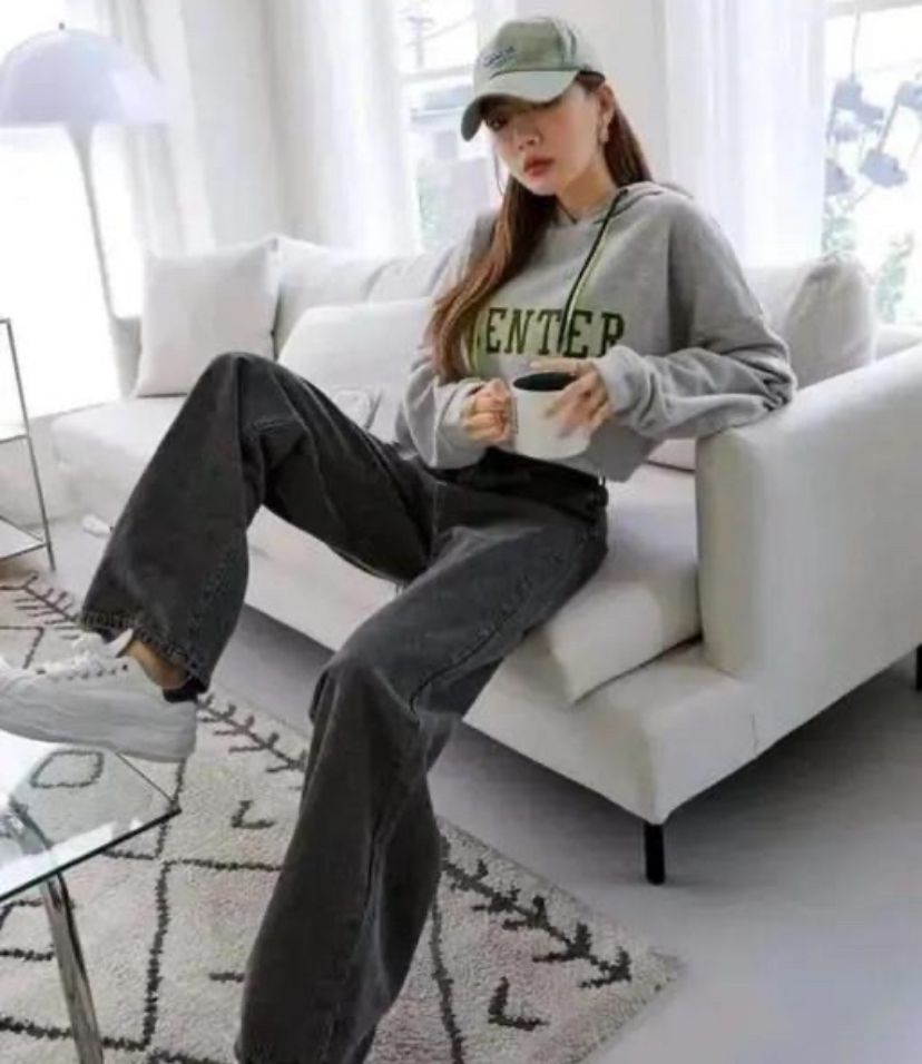 Women stylish & trending straight-fit looz fit black jeans